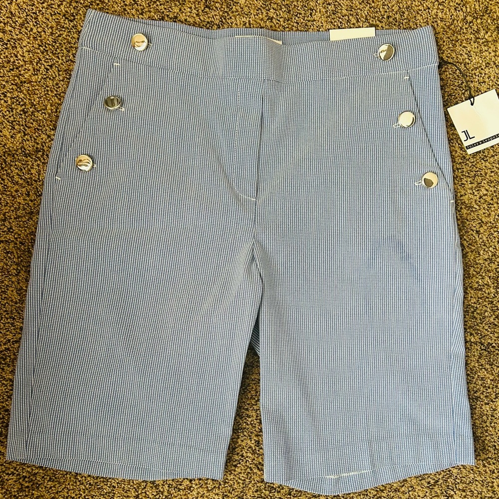 Jules & Leopoldo women’s Large pull-on Bermuda shorts blue pin stripe pockets.
